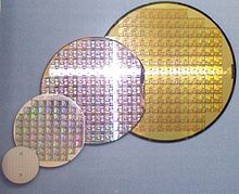 https://upload.wikimedia.org/wikipedia/commons/thumb/d/d7/Wafer_2_Zoll_bis_8_Zoll_2.jpg/220px-Wafer_2_Zoll_bis_8_Zoll_2.jpg